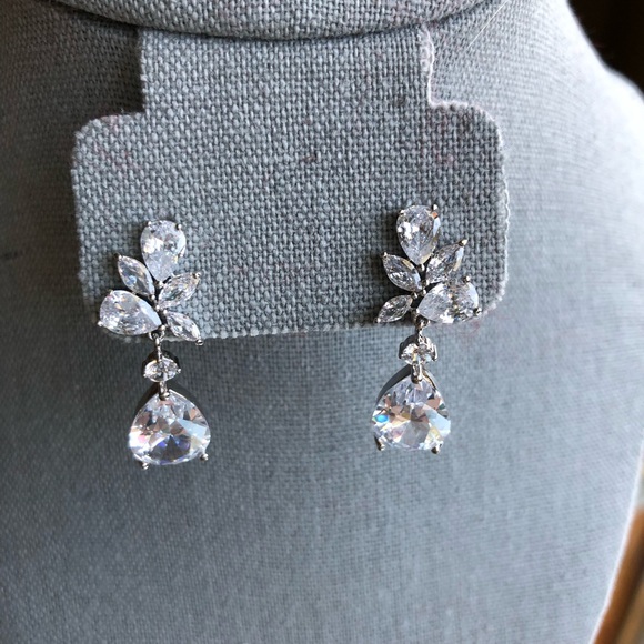 Teardrop Shaped Drop Earrings Simulated Diamonds White Gold Plated - Picture 5 of 5